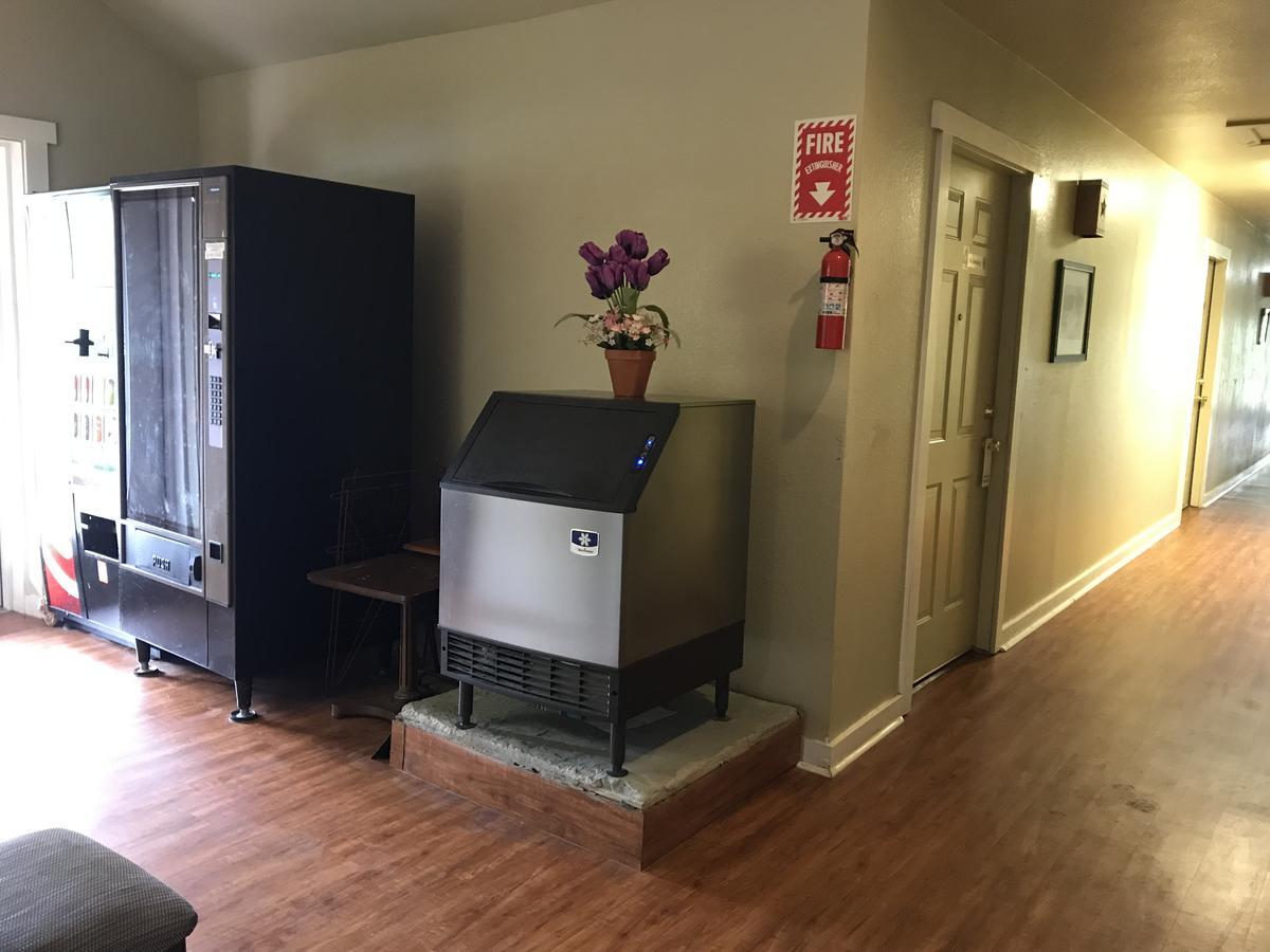 Outpost Motel 德里平斯普林斯 外观 照片
